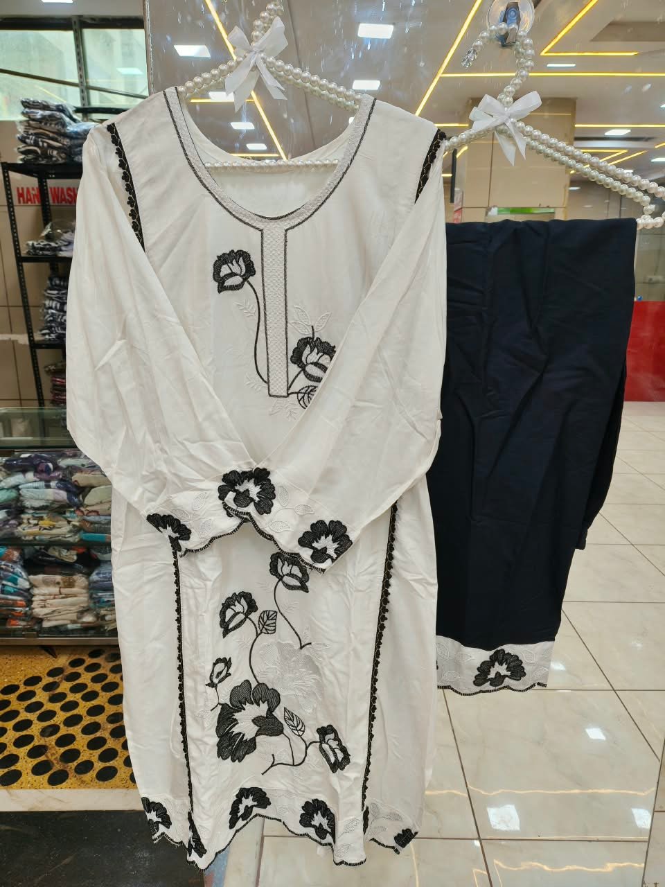 β¨ Monochrome Floral Embroidered Kurti & Trouser Set π€π€